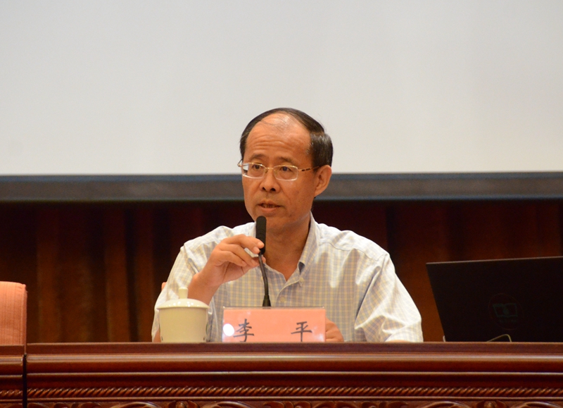 商务印书馆副总编辑李平先生主持大会专家报告商务印书馆副总经理王齐